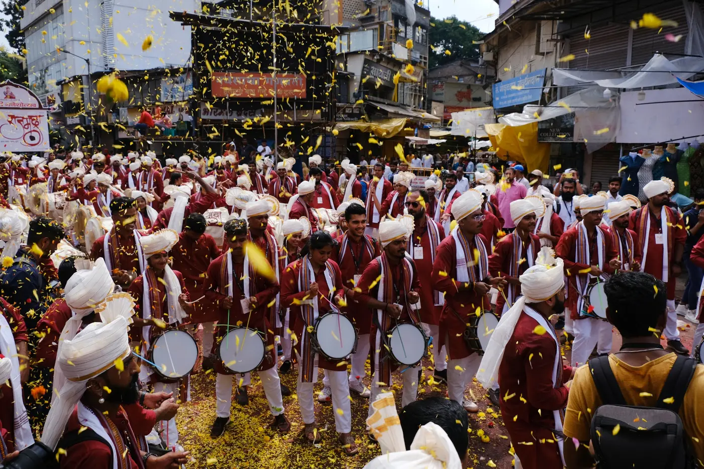 वाद्य आणि फुलांच्या पाकळ्यांसह गणेशोत्सव मिरवणूक